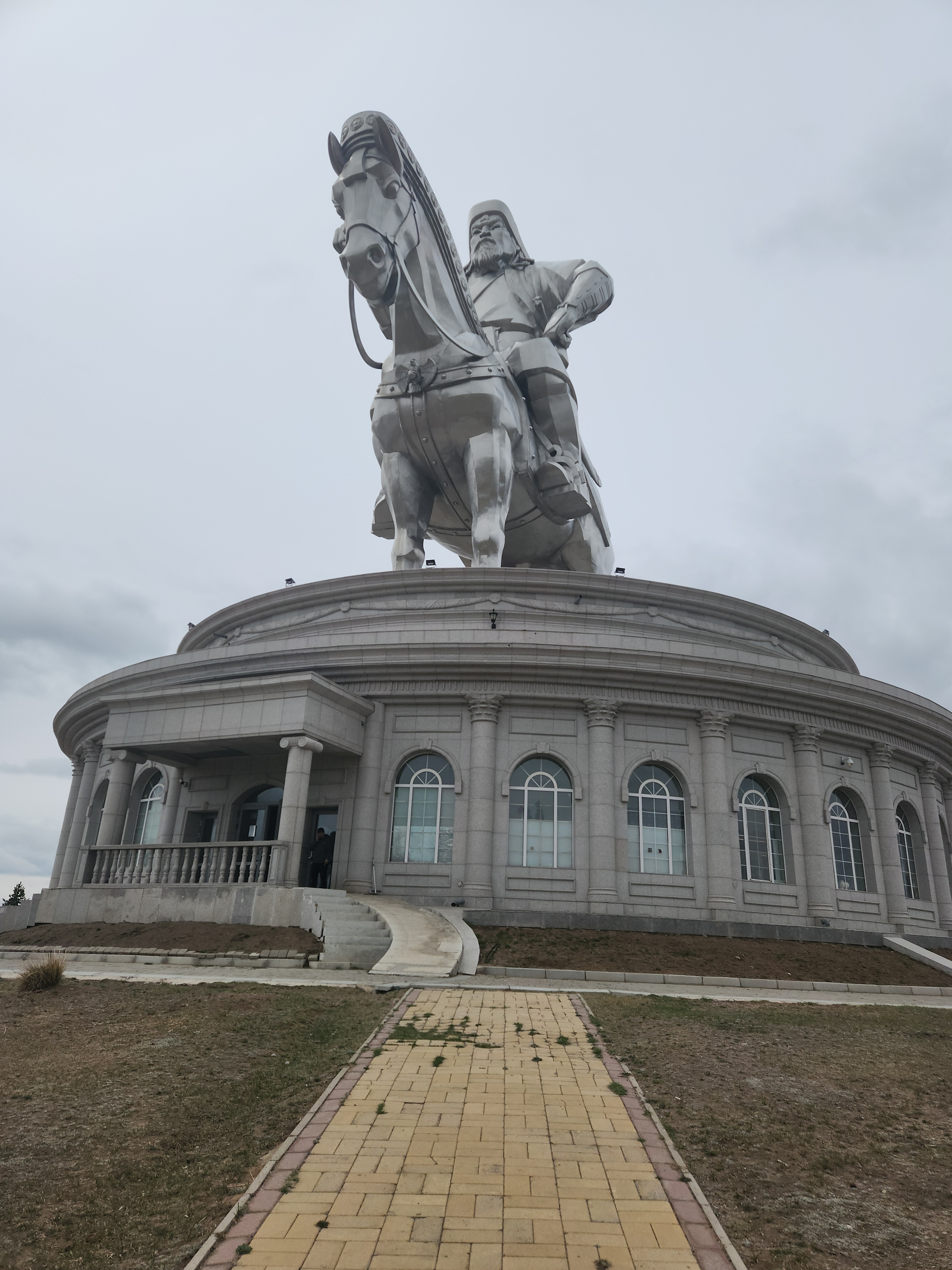 高处全景远眺，将「像—河—原」三层地景收进一帧。